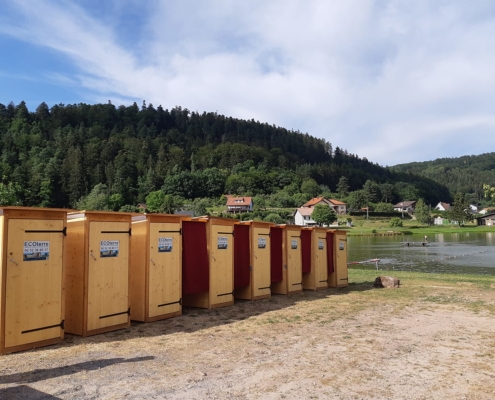 compétition sportive de triathlon - toilettes sèches et urinoirs